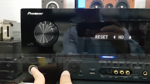 Cách reset ampli Pioneer là nhấn giữ Stanby + Home menu