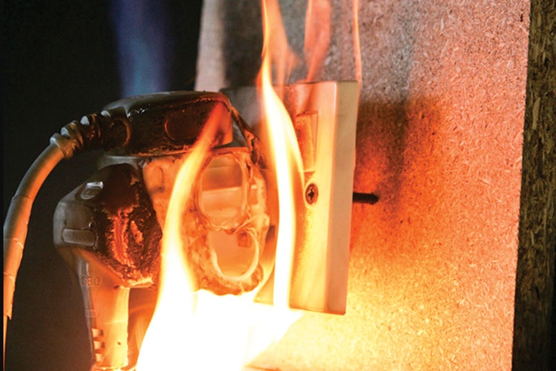 Ổ cắm, công tắc cháy đen hoặc phát tia lửa