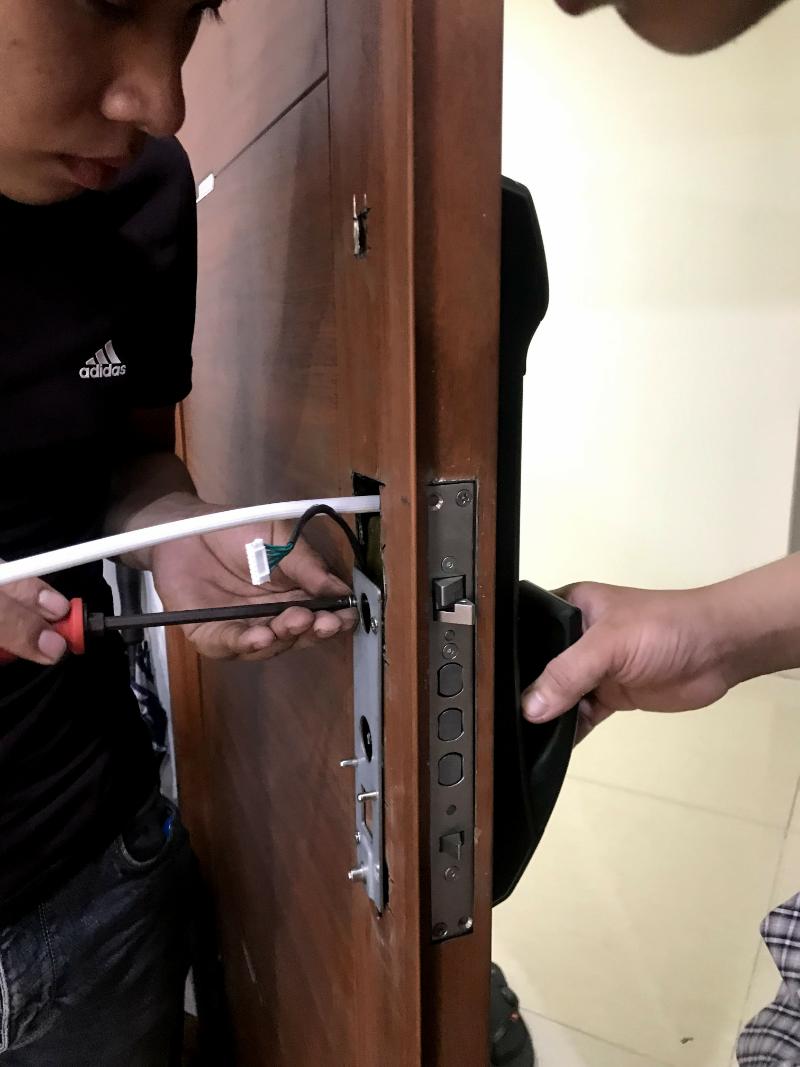 Kỹ thuật viên Kaadas tiến hành khoan đo và lắp khóa vân tay chính xác tại 