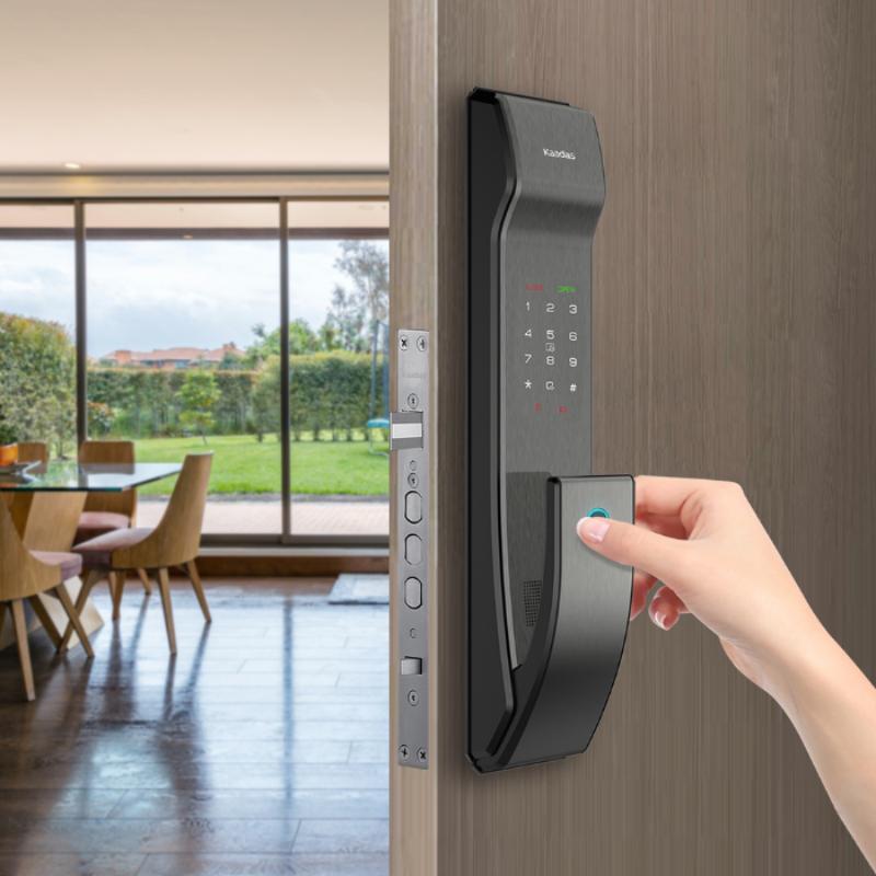 Khóa cửa vân tay hiện đại lắp đặt trên cửa chính căn hộ đảm bảo an ninh