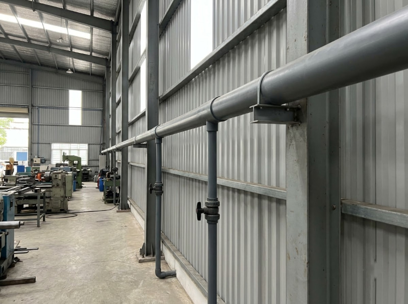 Tuyến ống chính đi trên giá đỡ dọc vách xưởng, giúp cấp nước ổn định và thuận tiện kiểm tra